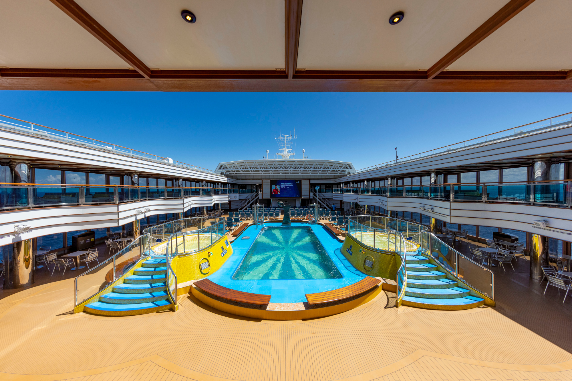 MyCruise Carnival Luminosa Offentlige-arealer Pool-spa1